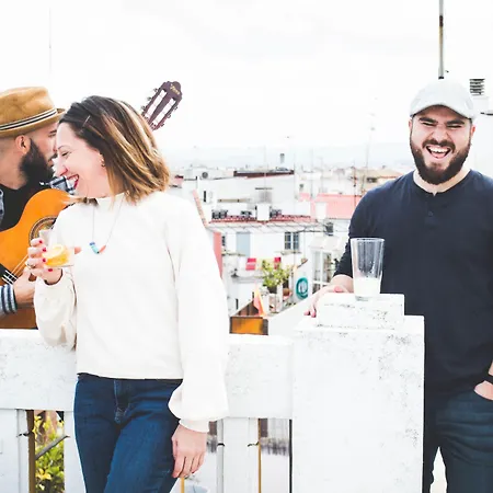 Bed And Be Хостел